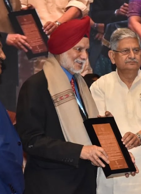 Dr. Jagjit Singh Punjrath recibiendo el Premio a la Trayectoria 2025
