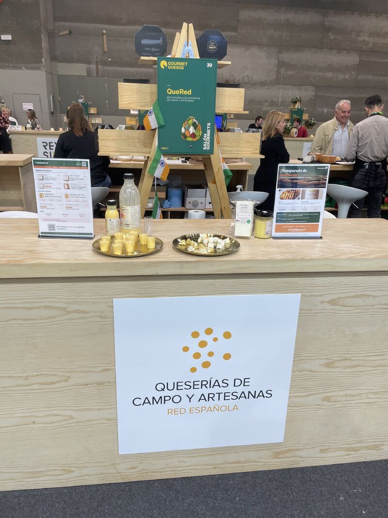 Stand de Fresimple en Salón Gourmets 2025 con paneer y lassi de mango